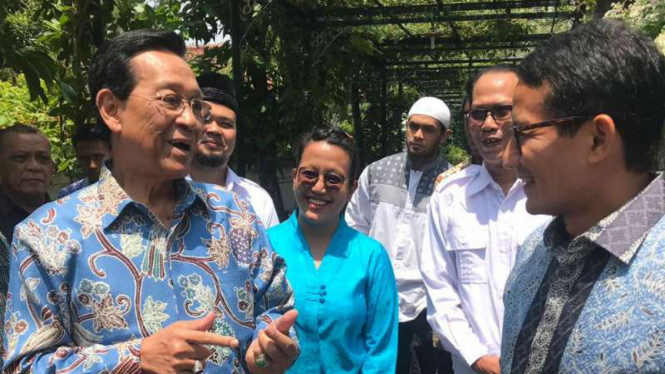 Calon wakil presiden Sandiaga Uno (kanan) bertemu dengan Sultan Hamengku Buwono X, Raja sekaligus Gubernur Daerah Istimewa Yogyakarta, di kompleks Keraton pada Jumat, 12 Oktober 2018.