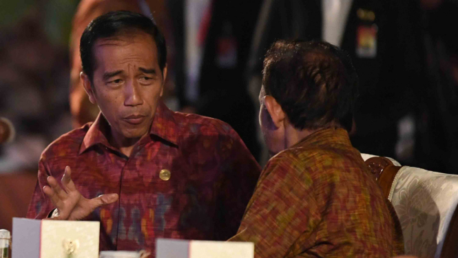 Presiden Joko Widodo (kiri) berbincang dengan Sultan Brunai Darussalam Hasannal Bolkiah (kedua kiri) saat jamuan makan malam dalam rangkaian pertemuan ASEAN Leaders Gathering di Sofitel Nusa Dua, Bali