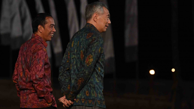 Presiden Joko Widodo (kiri) berbincang bersama Perdana Menteri Singapura Lee Hsien Loong (kanan) seusai menyampaikan keterangan pers bersama dalam rangkaian pertemuan ASEAN Leaders Gathering di Sofitel Nusa Dua, Bali
