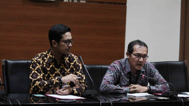 Wakil Ketua KPK Saut Situmorang (kanan) didampinggi juru bicara KPK Febri Diansyah (kiri) 