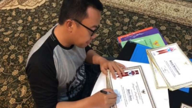 Menpora Imam Nahrawi tanda tangani sertifikat atlet Asian Para Games 2018.