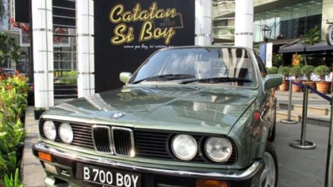 Mobil BMW yang digunakan di film Catatan Si Boy dipajang di kawasan Melawai Blok M