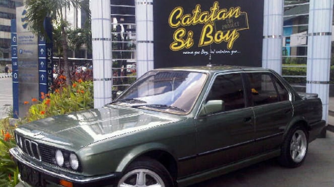Mobil BMW yang digunakan di film Catatan Si Boy dipajang di kawasan Melawai Blok M