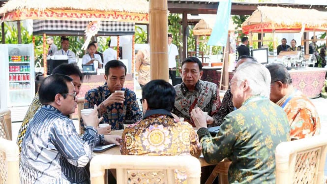 Presiden Joko Widodo ngopi bersama sejumlah menteri Kabinet Kerja. (Foto ilustrasi).