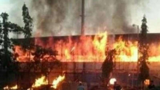 Tribun Selatan Stadion Surajaya Lamongan ludes terbakar, Jumat 12 Oktober 2018.