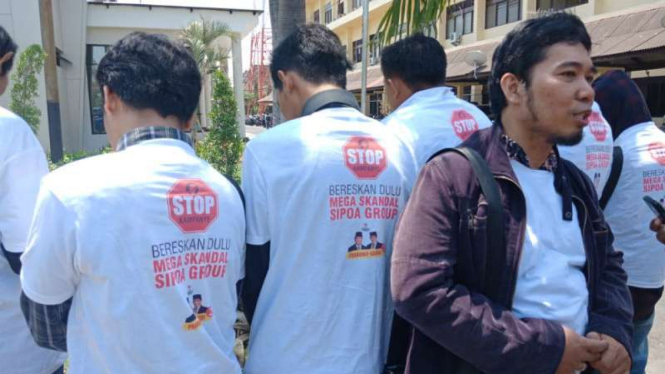 Para korban penipuan apartemen Sipoa Group dengan mengenakan kaus gambar capres-cawapres mendatangi Markas Polda Jawa Timur di Surabaya pada Jumat, 12 Oktober 2018.