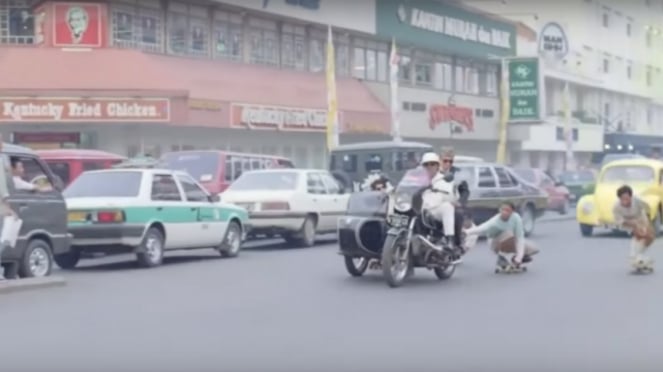 Salah satu adegan dalam film Blok M (Bakal Lokasi Mejeng).