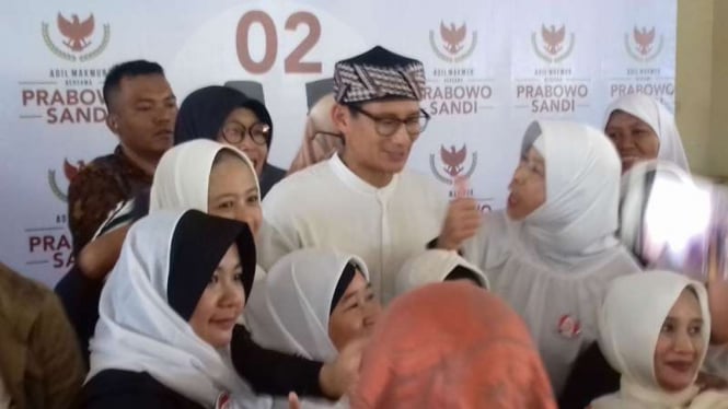 Calon wakil presiden Sandiaga Uno di sela-sela kunjungannya di Kampung Mataram, Sewon, Kabupaten Bantul, DI Yogyakarta, pada Jumat, 12 Oktober 2018.