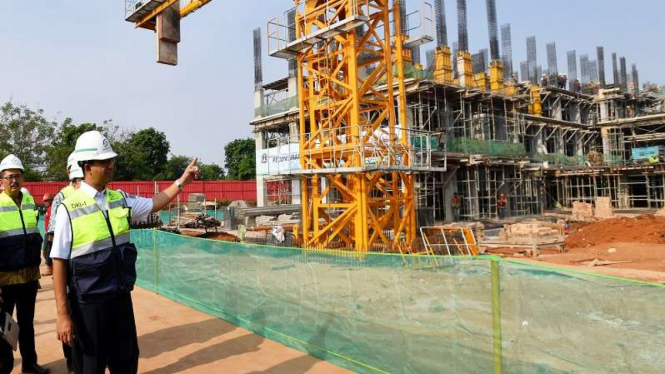 Gubernur DKI Jakarta Anies Baswedan meninjau pembangunan 