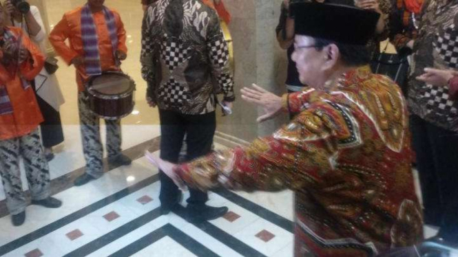 Prabowo Subianto berjoget.