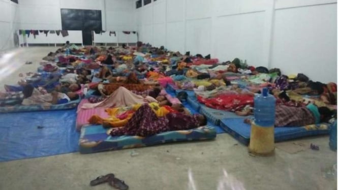Sebagian korban banjir Pasaman yang dievakuasi di tempat penampungan sementara