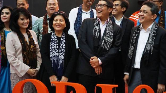 Executive Vice President Wealth Management BCA Eva Sumampouw (kiri), Direktur Jenderal Pengelolaan Pembiayaan dan Risiko Kementerian Keuangan Luky Alfirman (kanan), Direktur Utama Bursa Efek Indonesia (BEI) Inarno Djajadi (kedua kanan).