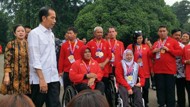 Presiden Jokowi bersama para atlit Asian Para Games 2018