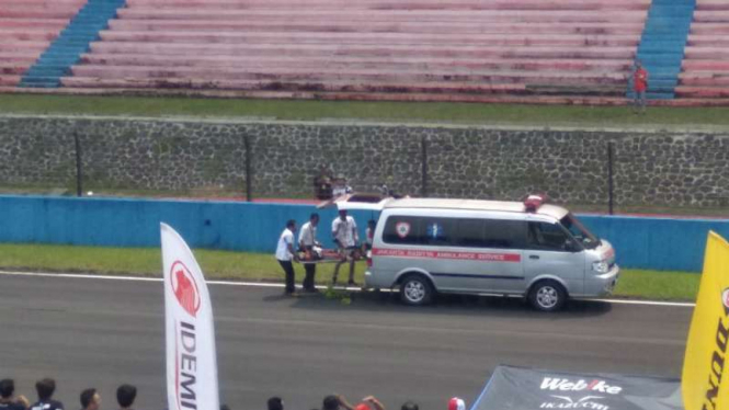 Tim medis melarikan Izaat dengan menggunakan ambulans.