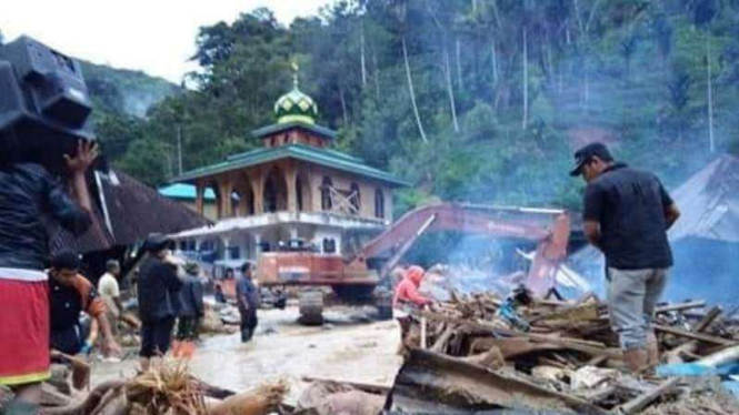 Kondisi permukiman yang diterjang banjir bandang di Kabupaten Mandailing Natal.