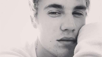Justin Bieber Luncurkan Koleksi Sandal Murah Meriah