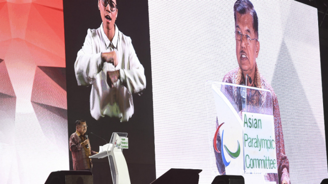 Wakil Presiden Jusuf Kalla menyampaikan pidato pada upacara Penutupan Asian Para Games 2018 di Stadion Madya GBK, Jakarta, Sabtu (13/10/2018). 