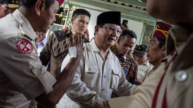 Calon Presiden no urut 02 Prabowo Subianto berjalan keluar dari kediaman Pengageng Pura Mangkunegaran IX di Solo, Jawa Tengah, Sabtu (13/10/2018). 