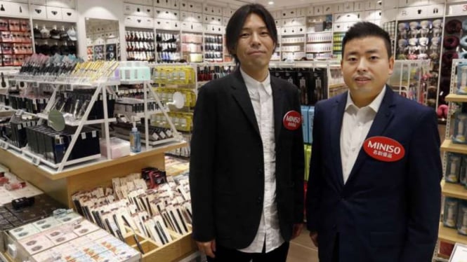  Pendiri Miniso, Miyake Jyunya dan CEO Miniso, Ye Guo Fu.