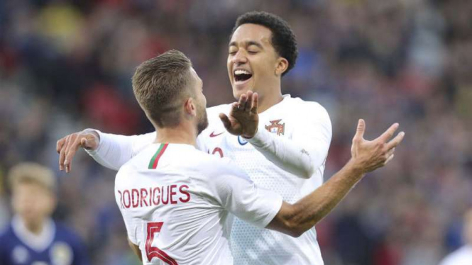 Pemain Portugal, Helder Costa, rayakan gol ke gawang Skotlandia.