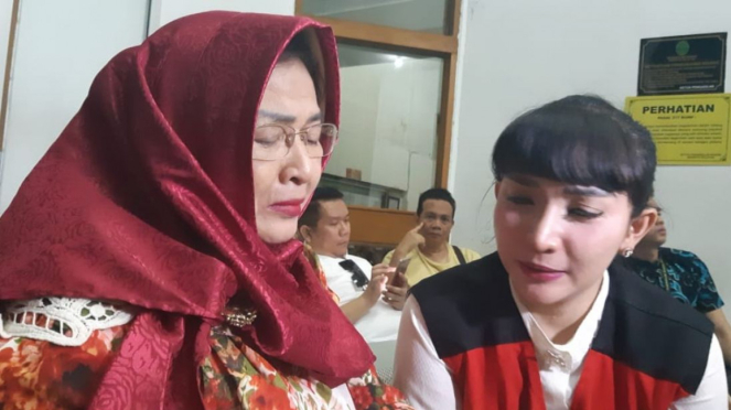 Roro Fitria dan ibundanya, Retno Winingsih Yulianti.