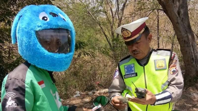 Polisi memeriksa kelengkapan pengendara ojek online yang mengenakan helm lucu