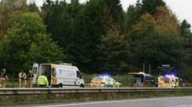Tabrakan ambulans dan mobil polisi di Suffolk, Inggris makan korban
