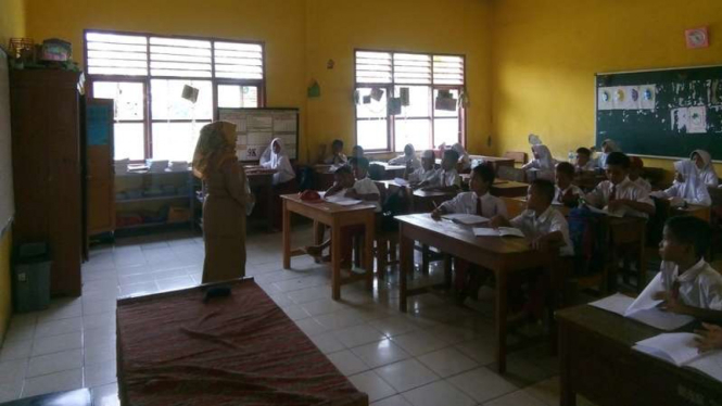 Kegiatan belajar mengajar di salah satu sekolah di Tangerang