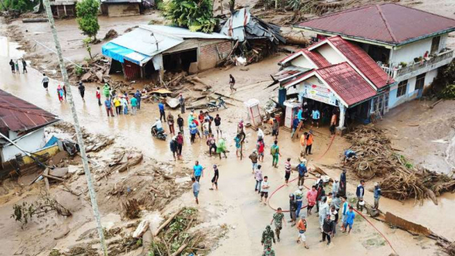 Aparat dibantu warga mencari korban banjir bandang di Jorong Tanah Batu Piyubuah, Kenagarian Tanjung Bonai, Kecamatan Lintau Buo Utara, Kabupaten Tanah Datar, Sumatera Barat, pada Senin, 15 Oktober 2018.