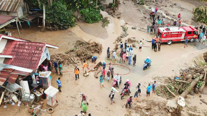 Pencarian korban banjir bandang Kabupaten Tanah Datar pada 15 Oktober 2018.