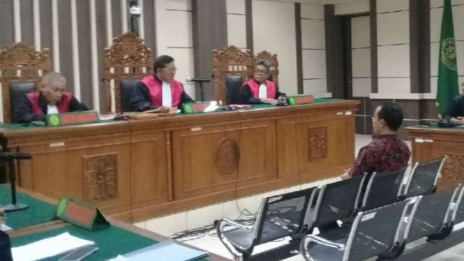 Bupati nonaktif Purbalingga, Tasdi, dalam sidang pembacaan dakwaan untuknya di Pengadilan Tindak Pidana Korupsi Semarang pada Senin, 15 Oktober 2018.