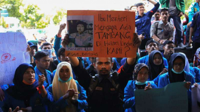 Massa mahasiswa berunjuk rasa untuk menolak PT Emas Mineral Murni beroperasi di Aceh pada Senin, 15 Oktober 2018. 