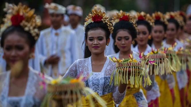 Penari menari dalam ritual potong gigi pada Karnaval Budaya Bali di kawasan Nusa Dua, Bali