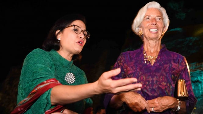 Menteri Keuangan Sri Mulyani (kiri) menyapa Direktur Pelaksana IMF Christine Lagarde (kanan)