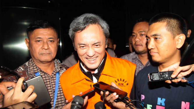 Tersangka kasus suap Peninjauan Kembali (PK) panitera Pengadilan Negeri Jakarta Pusat, Eddy Sindoro (tengah) dikawal petugas seusai menjalani pemeriksaan di gedung Komisi Pemberantasan Korupsi (KPK), Jakarta