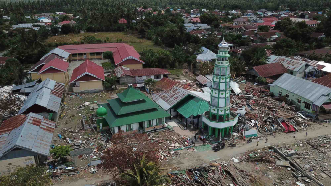 Suasana Masjid Al Amin diantara bangunan yang rusak akibat gempa dan tsunami di Wani, Donggala, Sulawesi Tengah