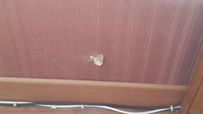 Dinding ruangan anggota DPR diduga terkena tembakan, Senin, 15 Oktober 2018. 