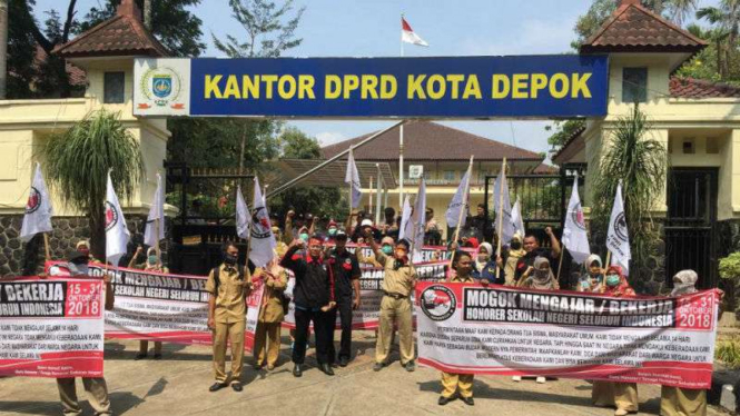 Para guru honorer demo di depan kantor DPRD Depok, Senin, 15 Oktober 2018. (Foto ilustrasi).