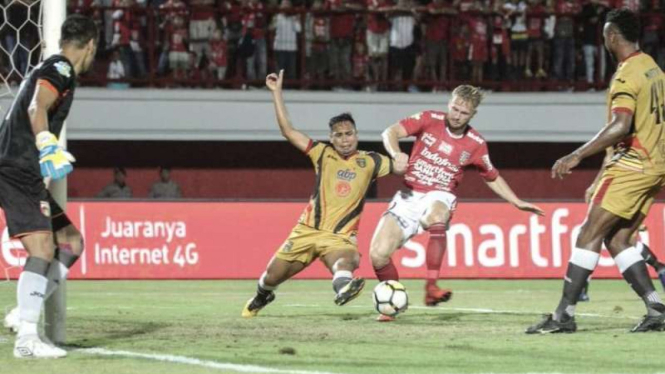 Pertandingan Liga 1 2018 antara Bali United melawan Mitra Kukar
