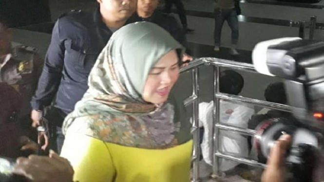 Bupati Bekasi Neneng Hasanah tiba di Gedung KPK