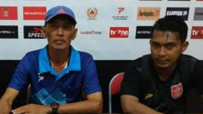 Pelatih PS Mojokerto Putra, Jamal Yastro (kiri).