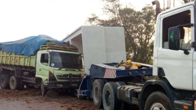 Truk mengalami kecelakaan beruntun di Jalan Tol Sedyatmo 