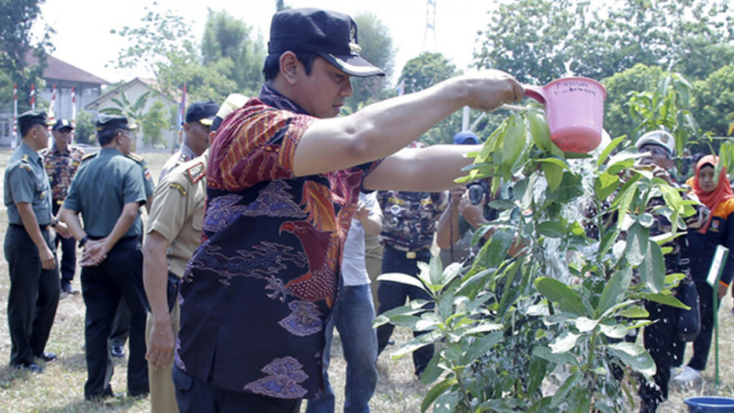 Hendi Buat Gerakan Penghijauan '1 Pekarangan 1 Pohon'