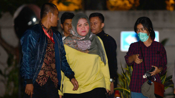 Tersangka selaku Bupati Bekasi Neneng Hasanah Yasin (tengah) tiba di kantor KPK, Jakarta