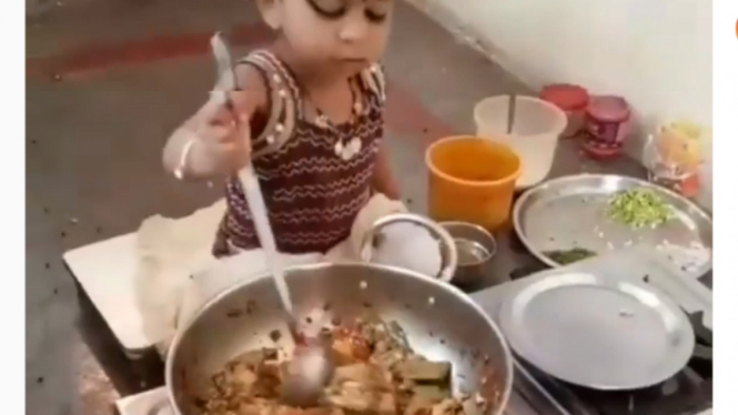Bocah India yang jago memasak.