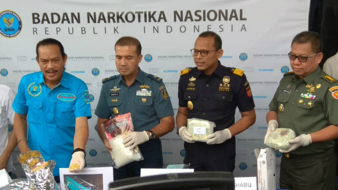 BNN dan TNI AD merilis pengungkapan kurir ribuan pil ekstasi