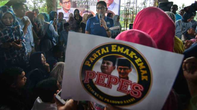 Cawapres nomor urut 02 Sandiaga Uno berdiskusi sambil ngopi bareng dengan kalangan milenial dan emak-emak, di Cafe Kabeuki, Sirnagalih, Kota Tasikmalaya, Jawa Barat