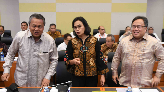 Menteri Keuangan Sri Mulyani (tengah) berbincang dengan Gubernur BI Perry Warjiyo (kiri) dan Menteri PPN/Kepala Bappenas Bambang Brodjonegoro (kanan) sebelum mengikuti rapat kerja dengan banggar DPR di Kompleks Parlemen, Senayan, Jakarta
