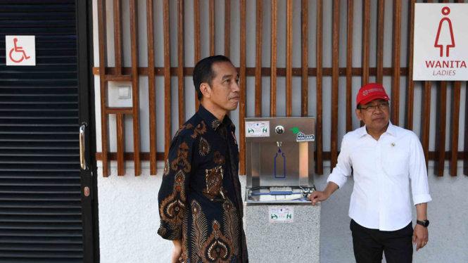 Presiden Joko Widodo (kiri) didampingi Mensesneg Pratikno meninjau fasilitas umum untuk masyarakat berkebutuhan khusus di Kompleks Gelora Bung Karno, Senayan, Jakarta.