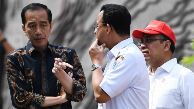 Presiden Joko Widodo (kiri) berbincang dengan Mensesneg Pratikno (kanan) dan Gubernur DKI Jakarta Anies Baswedan saat meninjau fasilitas umum untuk masyarakat berkebutuhan khusus di Jakarta Oktober 2019.